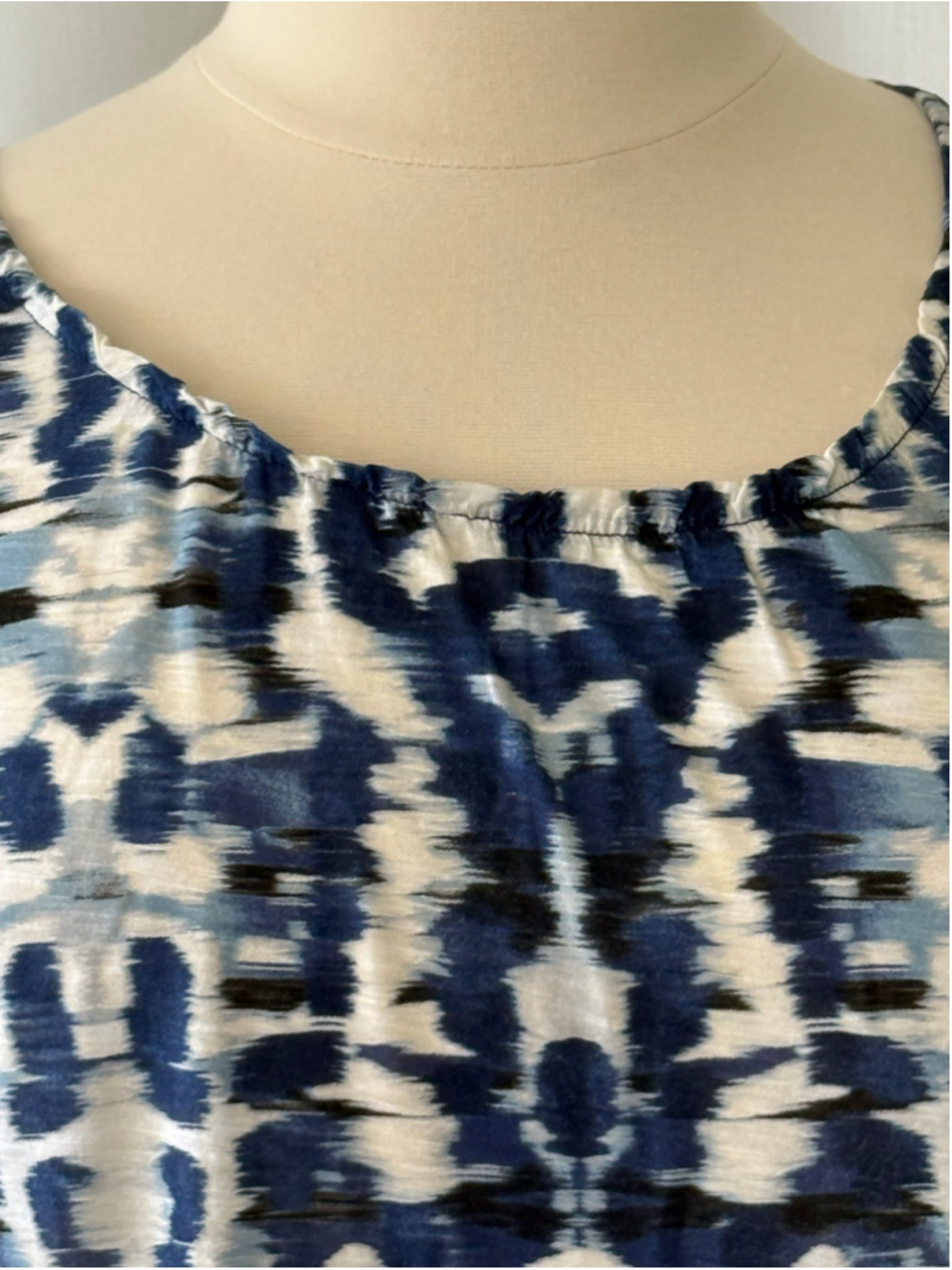 Chico’s size 16 Blue and White Ikat Print 3/4 Sleeve Top (Chico’s 3) - Picture 2 of 8